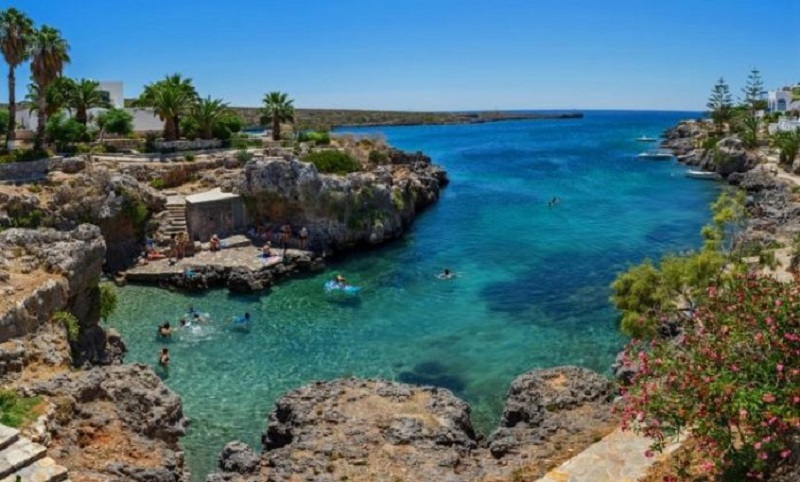 Διακοπές στο ελληνικό νησί του έρωτα με τις εκπληκτικές παραλίες