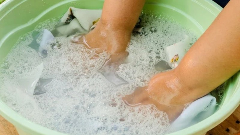 Πλύσιμο στο χέρι: Τα 5 κοινά λάθη που κάνουμε και καταστρέφουν τα ρούχα