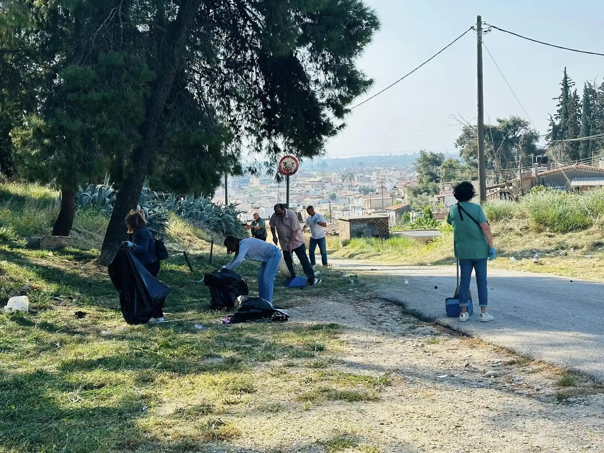 Εθελοντές καθάρισαν τον Λόφο της Ασπίδας στο Άργος (Photos)