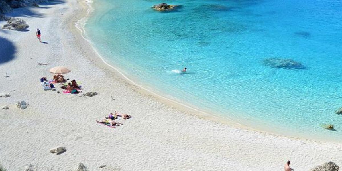 Η πρώτη παραλία με διόδια στην Ελλάδα είναι γεγονός… Στο τέλος δεν θα μπορούμε να κολυμπήσουμε πουθενά