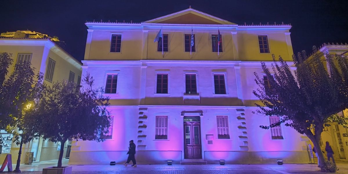 Γιατί έγινε ροζ το δημαρχείο στο Ναύπλιο