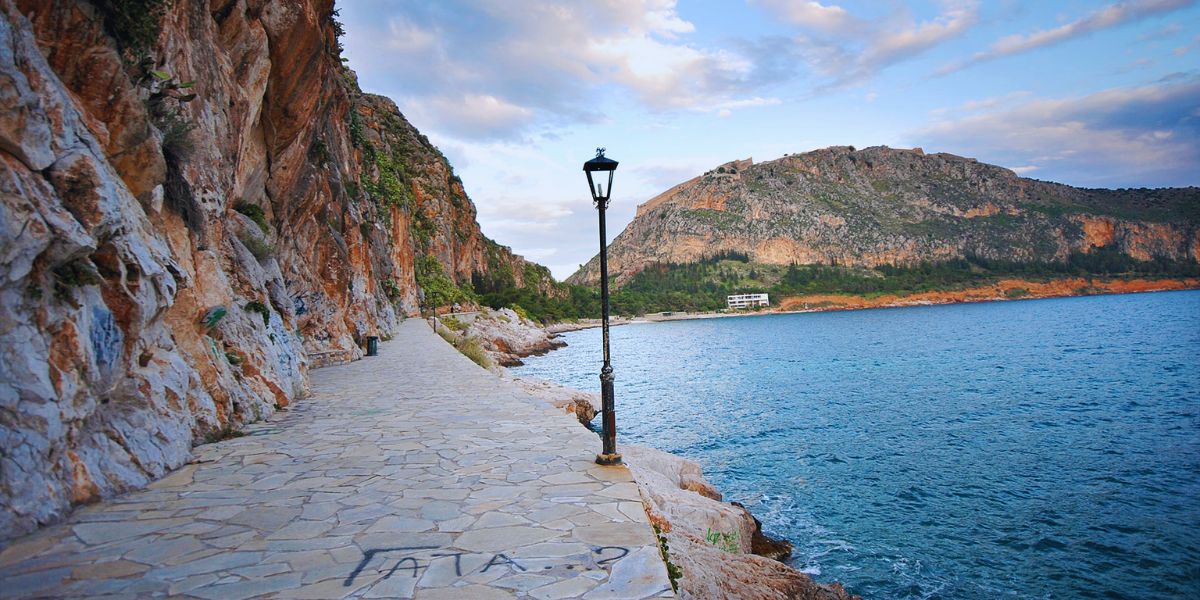 Ναύπλιο: Αφού δεν καθαρίζει ο Δήμος, το κάνουν οι εθελοντές!