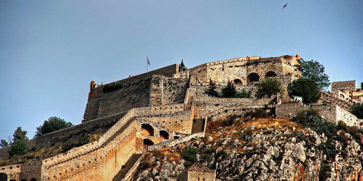 Πανικός στο Ναύπλιο: Επίθεση σε υπάλληλο και αστυνομικό στο Παλαμήδι