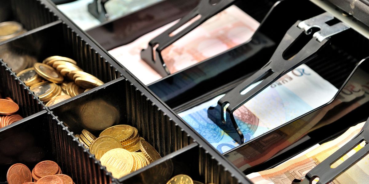 Αργείτης δούλευε σε μαγαζί και έβαζε χέρι στο ταμείο!