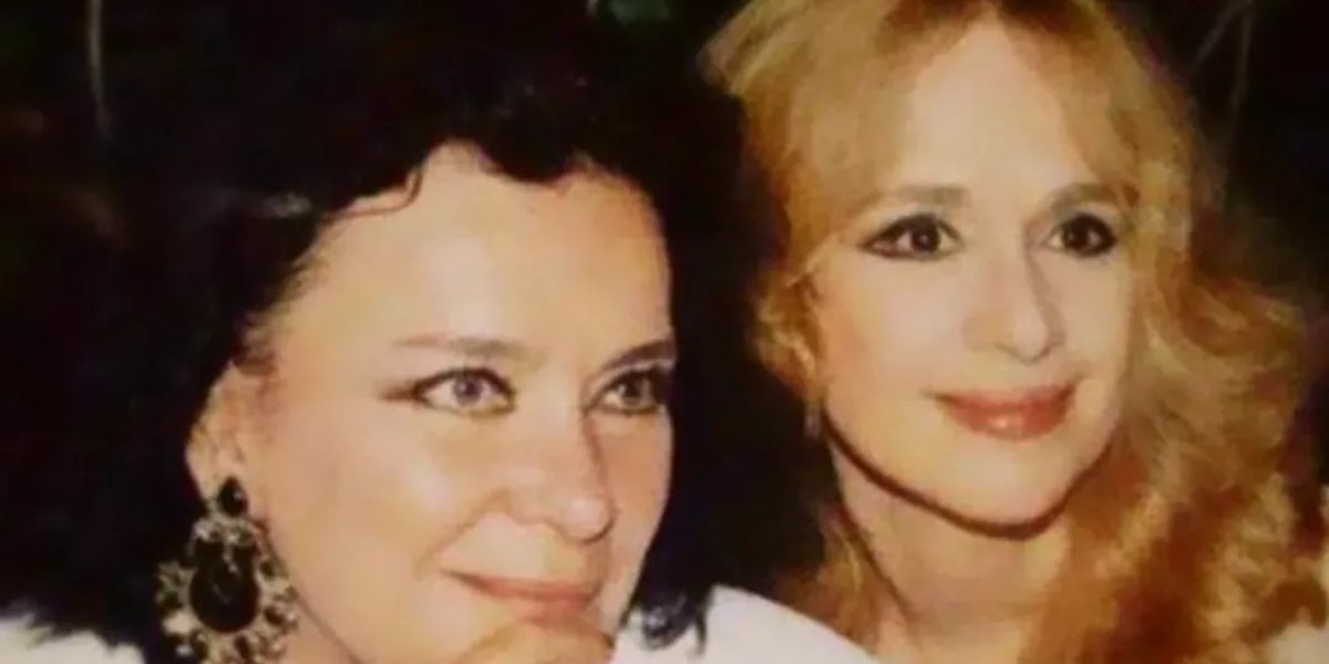 Σπάνια φωτογραφία: Αλίκη Βουγιουκλάκη και Τζένη Καρέζη μαζί στο Λυγουριό το 1990