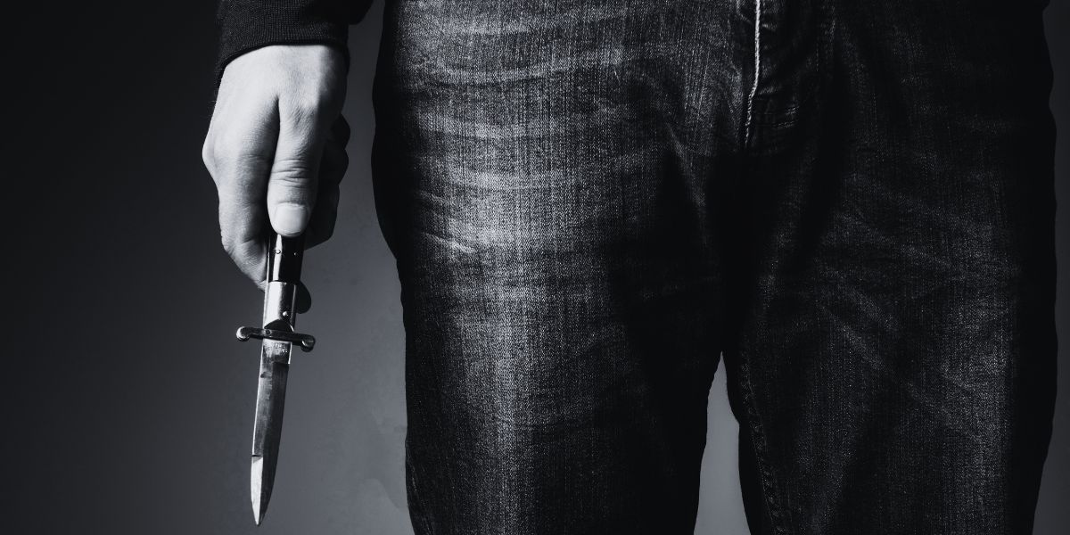 Θρίλερ στο Άργος: Μαυροντυμένος άνδρας γυρίζει με μαχαίρι και τρομοκρατεί γυναίκες